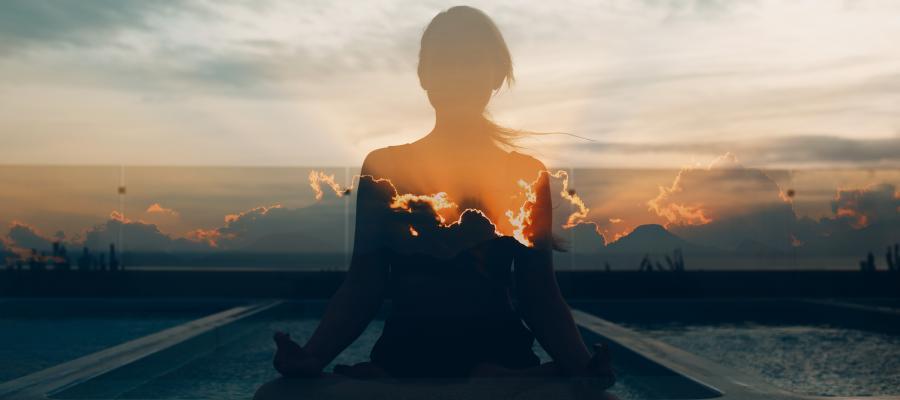 Zu sehen ist das Bild 1 des Beitrags mit dem Thema: Meditation: Eine Reise zu sich selbst und darüber hinaus