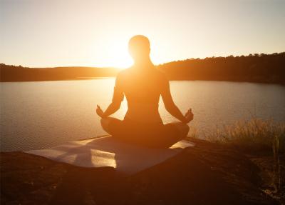 Zu sehen ist das Bild 2 des Beitrags mit dem Thema: Meditation: Eine Reise zu sich selbst und darüber hinaus