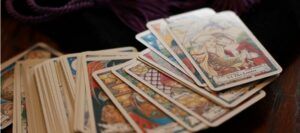 Zu sehen ist das Bild 1 des Beitrags mit dem Thema: Tarot - Hexenkunst, Zauberei oder doch nur ein Kartenspiel?