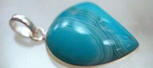 Zu sehen ist das Bild 1 des Beitrags mit dem Thema: Achat – Heilstein für Schutz und Stabilität